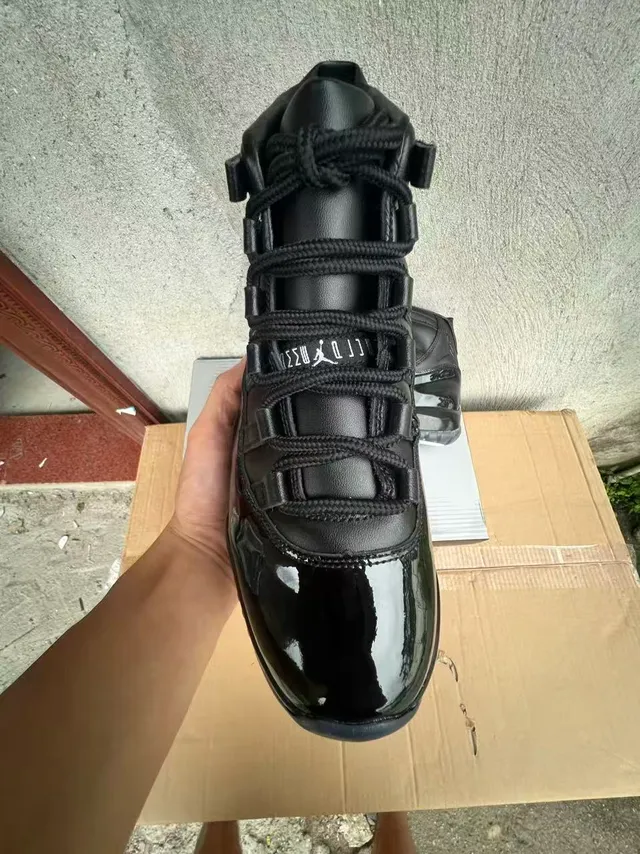 Zapatillas de baloncesto Air Jordan 11 de charol negro 3