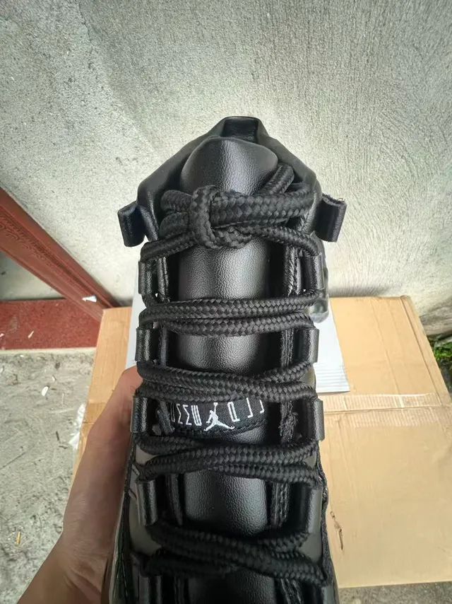 Zapatillas de baloncesto Air Jordan 11 de charol negro 4
