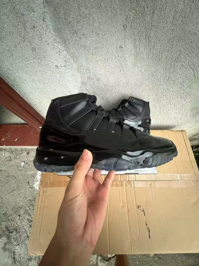 Zapatillas de baloncesto Air Jordan 11 de charol negro 7