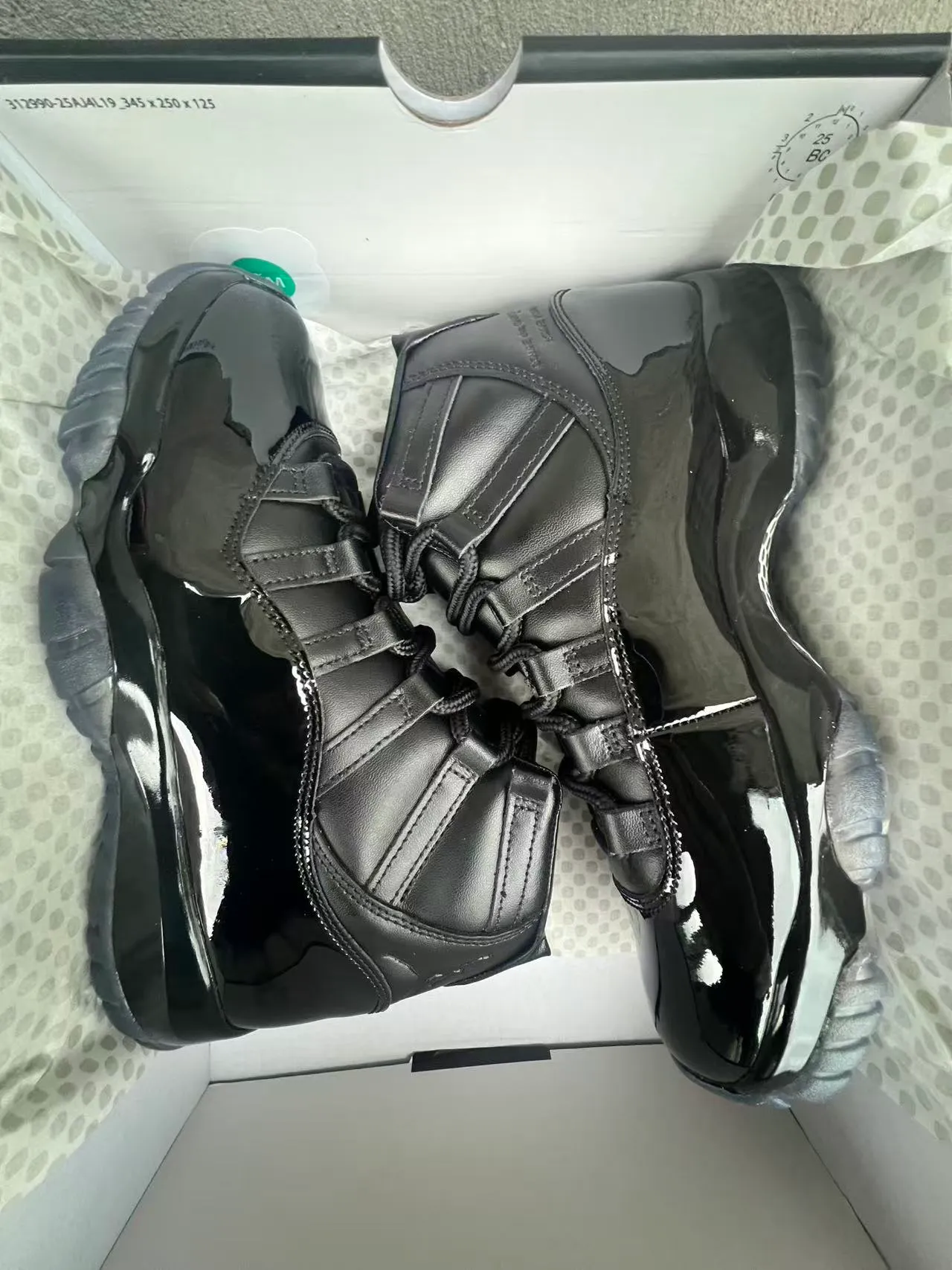 Zapatillas de baloncesto Air Jordan 11 de charol negro 9