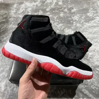 Tênis de basquete de cano alto Air Jordan 11 em veludo preto e vermelho