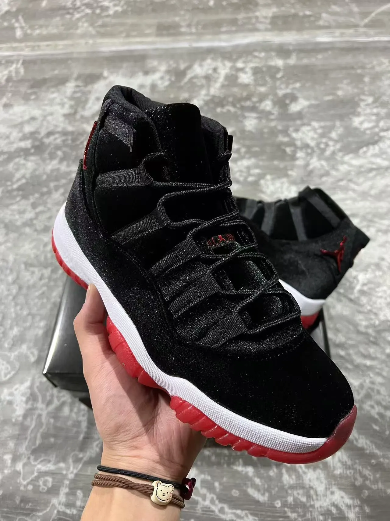 Tênis de basquete de cano alto Air Jordan 11 em veludo preto e vermelho 2