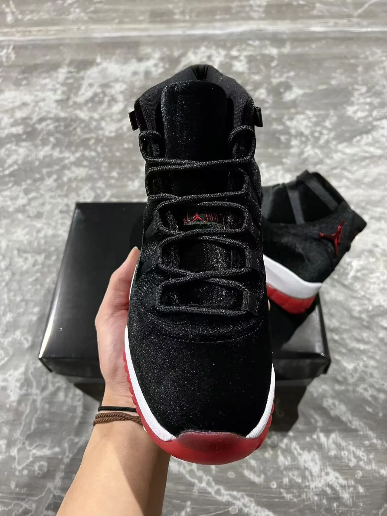 Tênis de basquete de cano alto Air Jordan 11 em veludo preto e vermelho 3