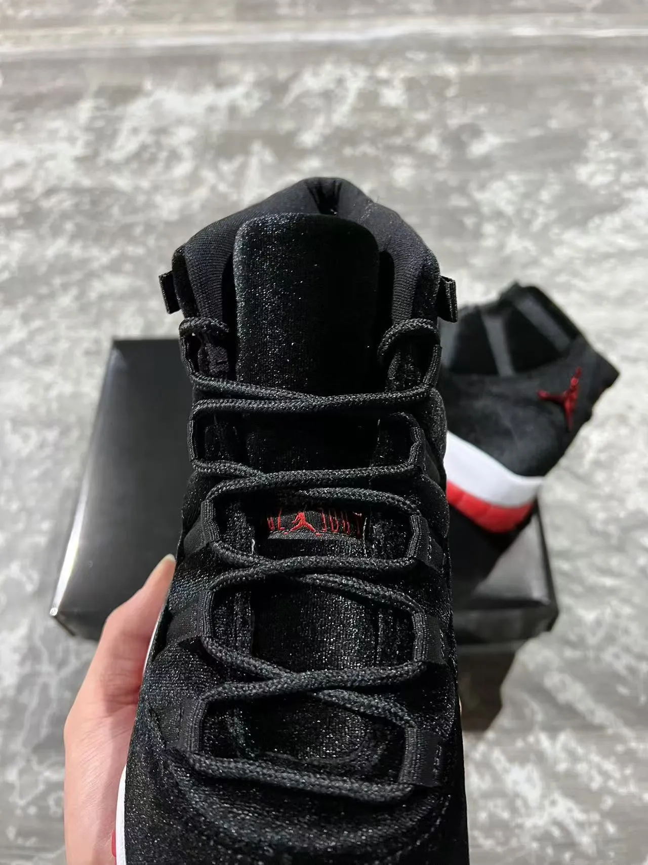 Tênis de basquete de cano alto Air Jordan 11 em veludo preto e vermelho 4