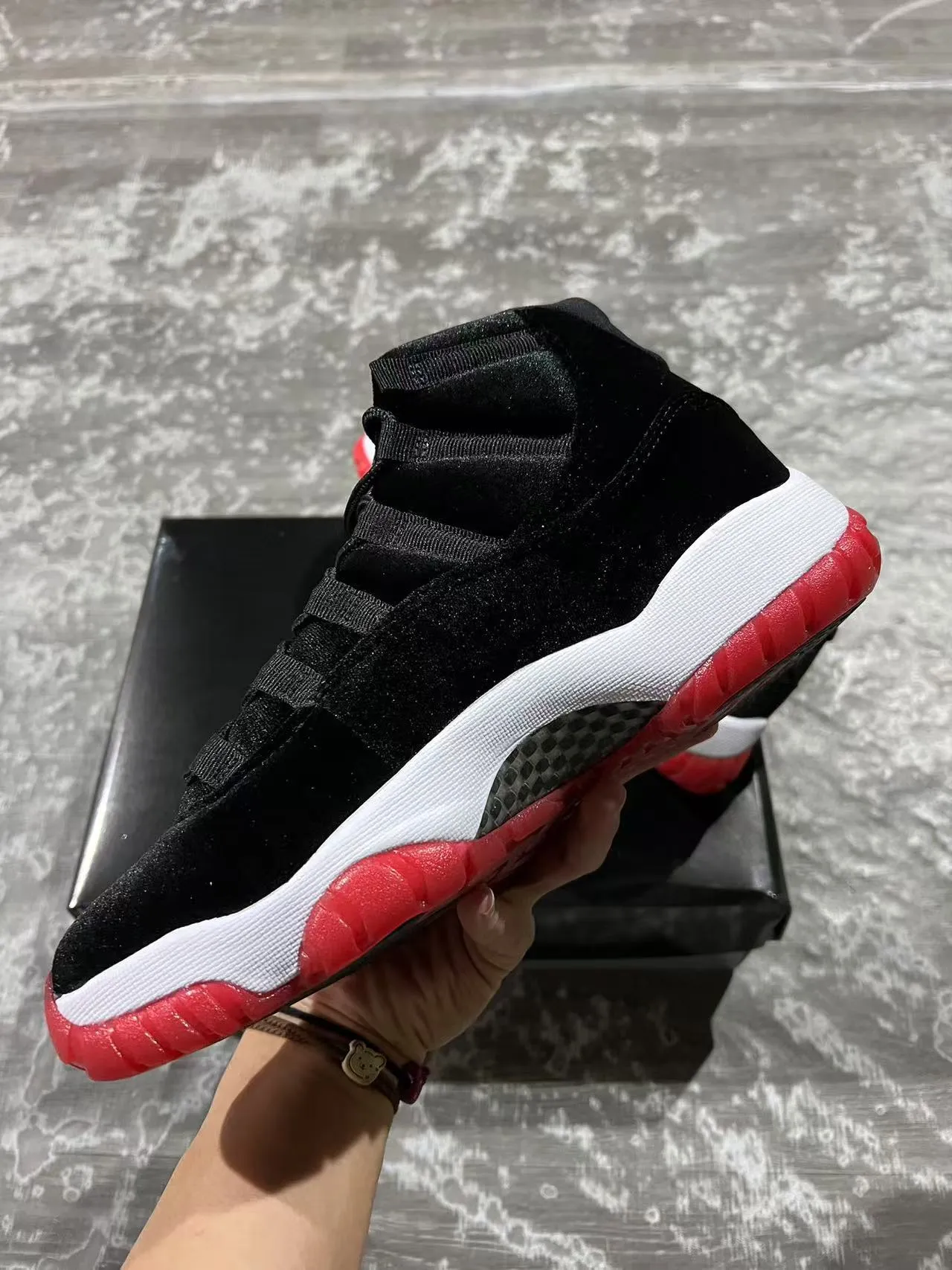 Tênis de basquete de cano alto Air Jordan 11 em veludo preto e vermelho 5