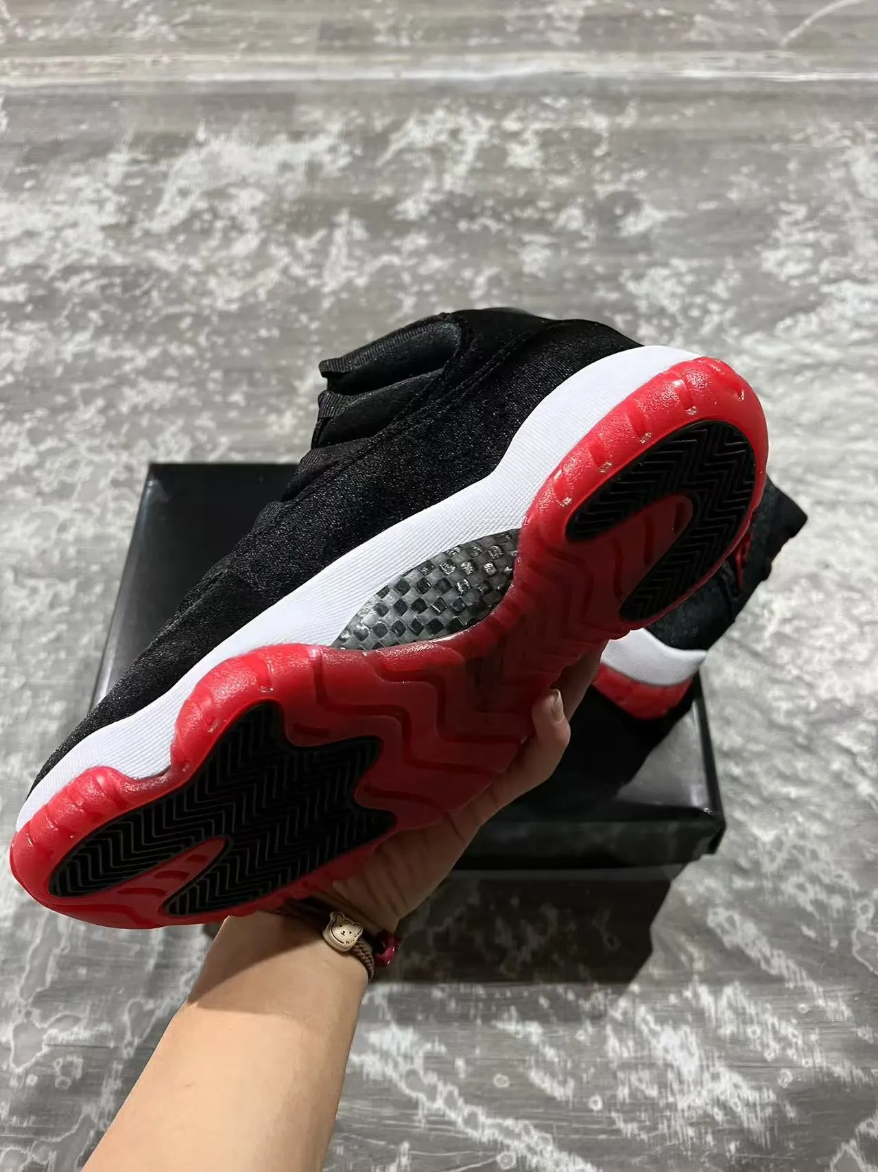 Tênis de basquete de cano alto Air Jordan 11 em veludo preto e vermelho 6