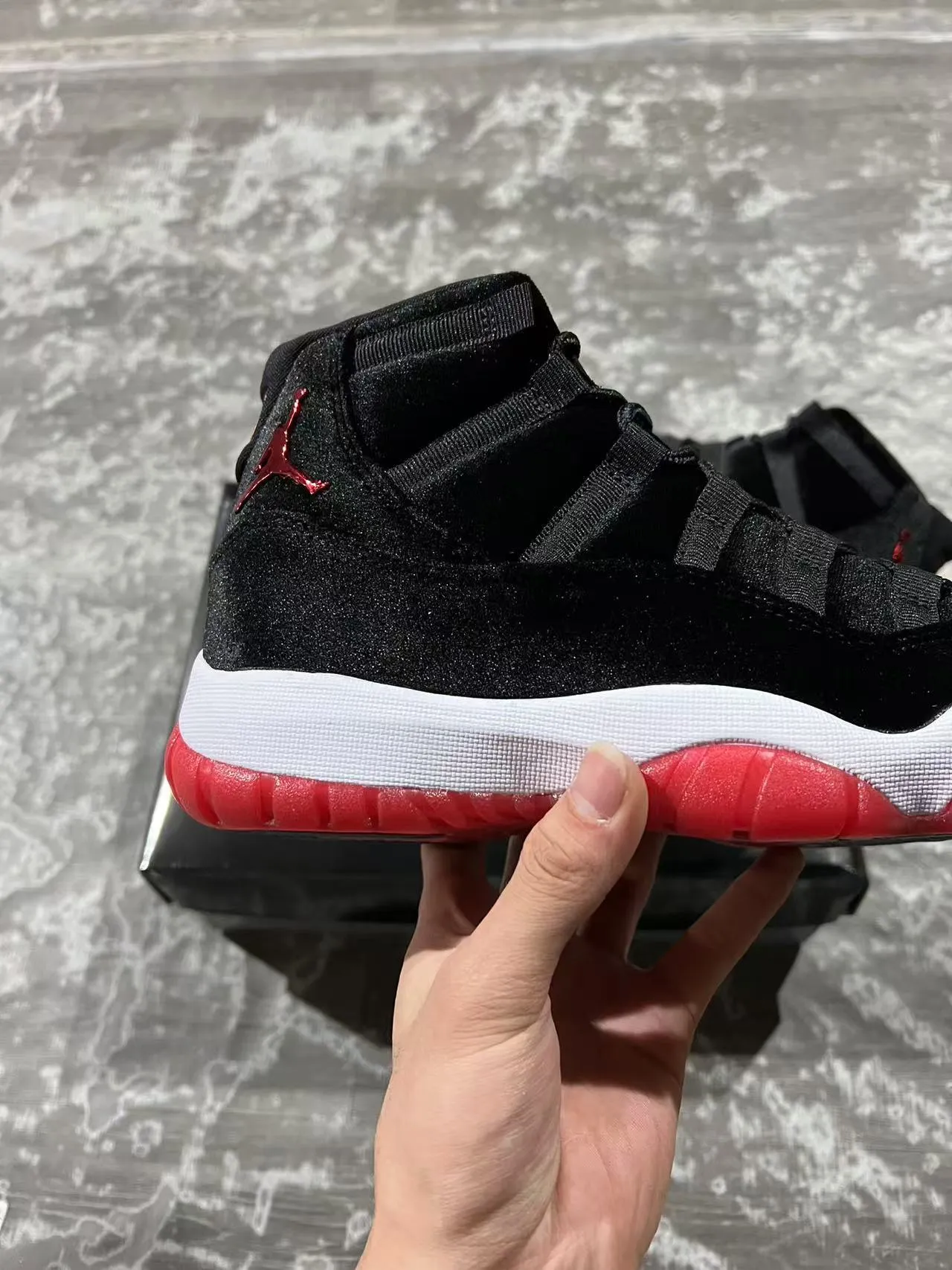 Tênis de basquete de cano alto Air Jordan 11 em veludo preto e vermelho 7