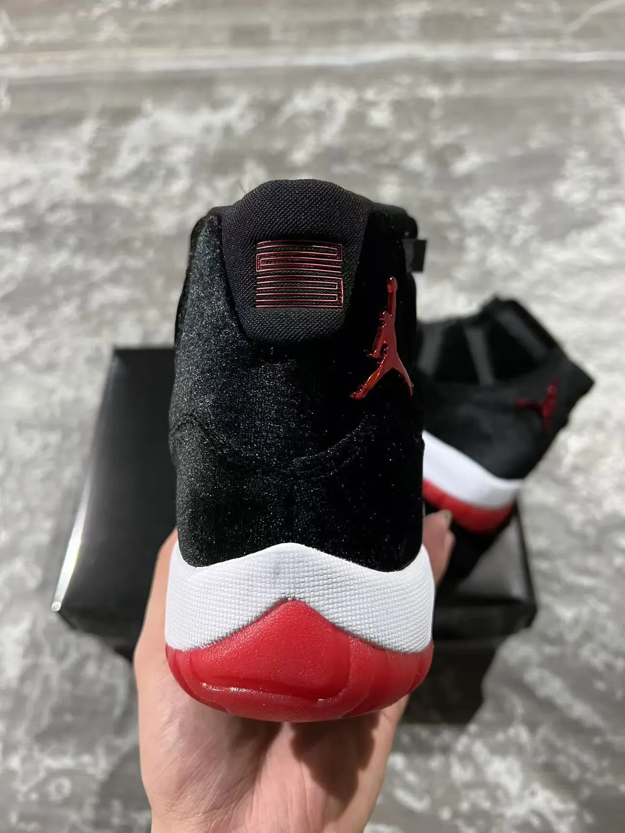 Tênis de basquete de cano alto Air Jordan 11 em veludo preto e vermelho 8