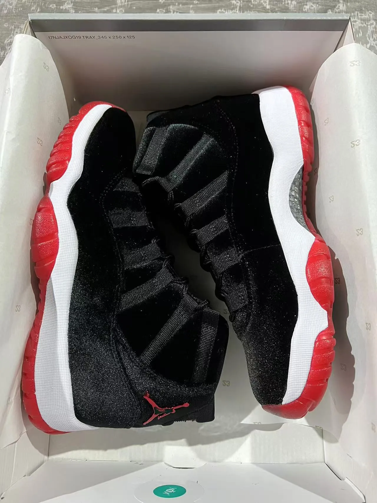 Tênis de basquete de cano alto Air Jordan 11 em veludo preto e vermelho 9