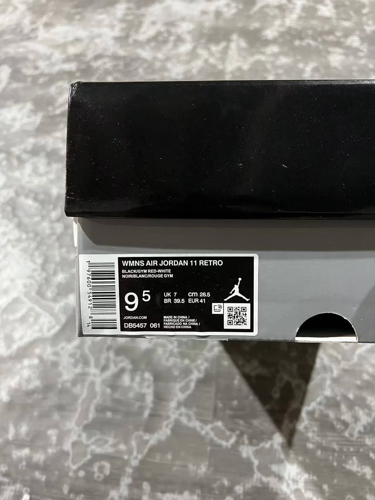 Tênis de basquete de cano alto Air Jordan 11 em veludo preto e vermelho 10