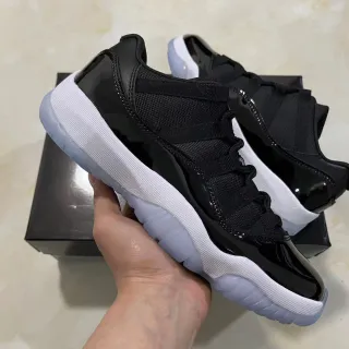 Tênis de basquete Air Jordan 11 de couro envernizado preto e branco