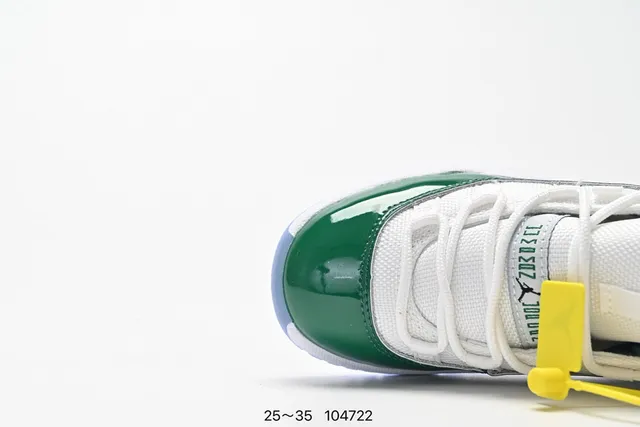 حذاء كرة السلة Air Jordan 11 بدون أربطة مع حزام باللون الأسود والأبيض والأحمر 10