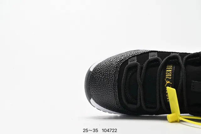 حذاء كرة السلة Air Jordan 11 بدون أربطة مع حزام باللون الأسود والأبيض والأحمر 18