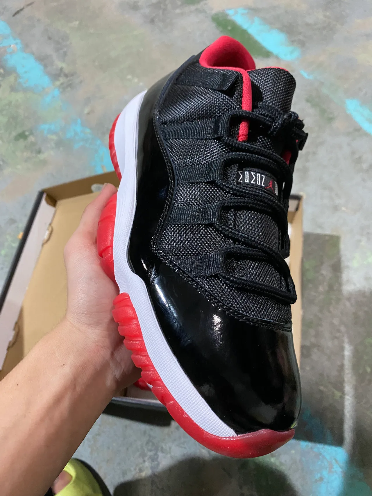 Air Jordan 11 Zapatillas de baloncesto de cuero patentado negro blanco rojo 2
