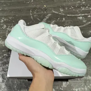 Tênis de basquete Air Jordan 11 em couro envernizado verde-menta