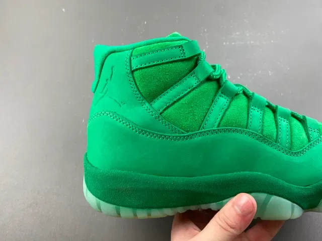 Air Jordan 11 单色绿麂皮篮球鞋 3