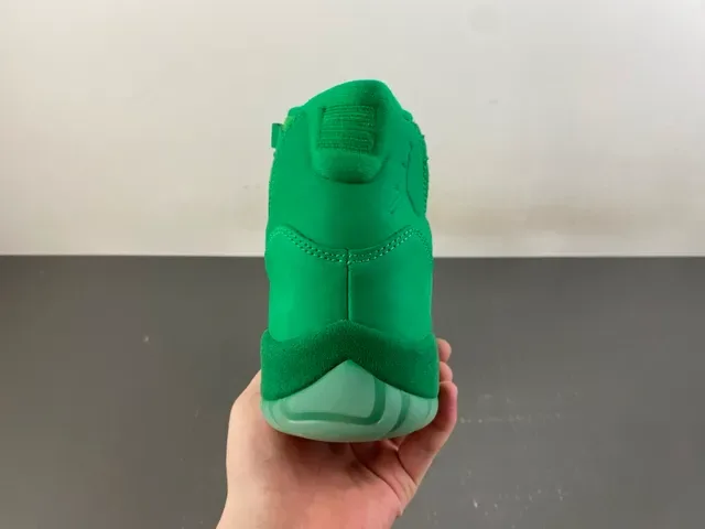 Air Jordan 11 单色绿麂皮篮球鞋 4