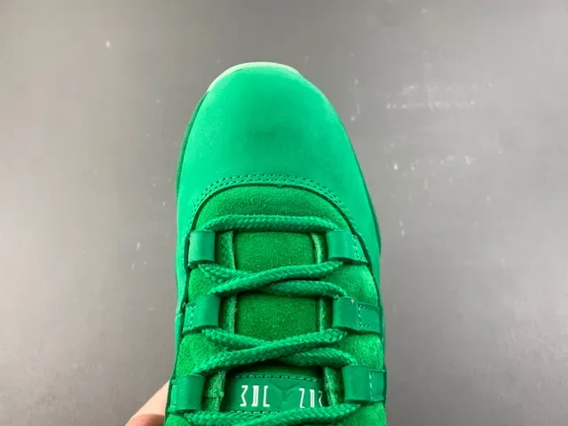 Air Jordan 11 单色绿麂皮篮球鞋 5