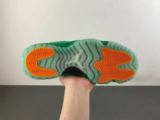 Air Jordan 11 单色绿麂皮篮球鞋 10