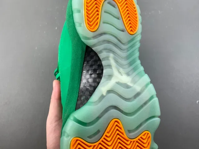 Air Jordan 11 单色绿麂皮篮球鞋 11