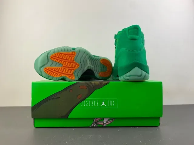 Air Jordan 11 单色绿麂皮篮球鞋 18