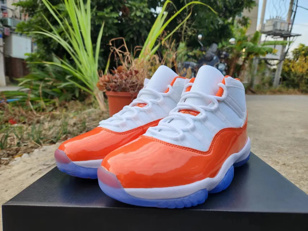 حذاء كرة السلة Air Jordan 11 برتقالي أبيض أزرق 2