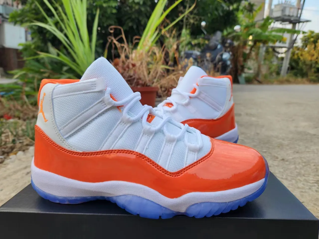 حذاء كرة السلة Air Jordan 11 برتقالي أبيض أزرق 3