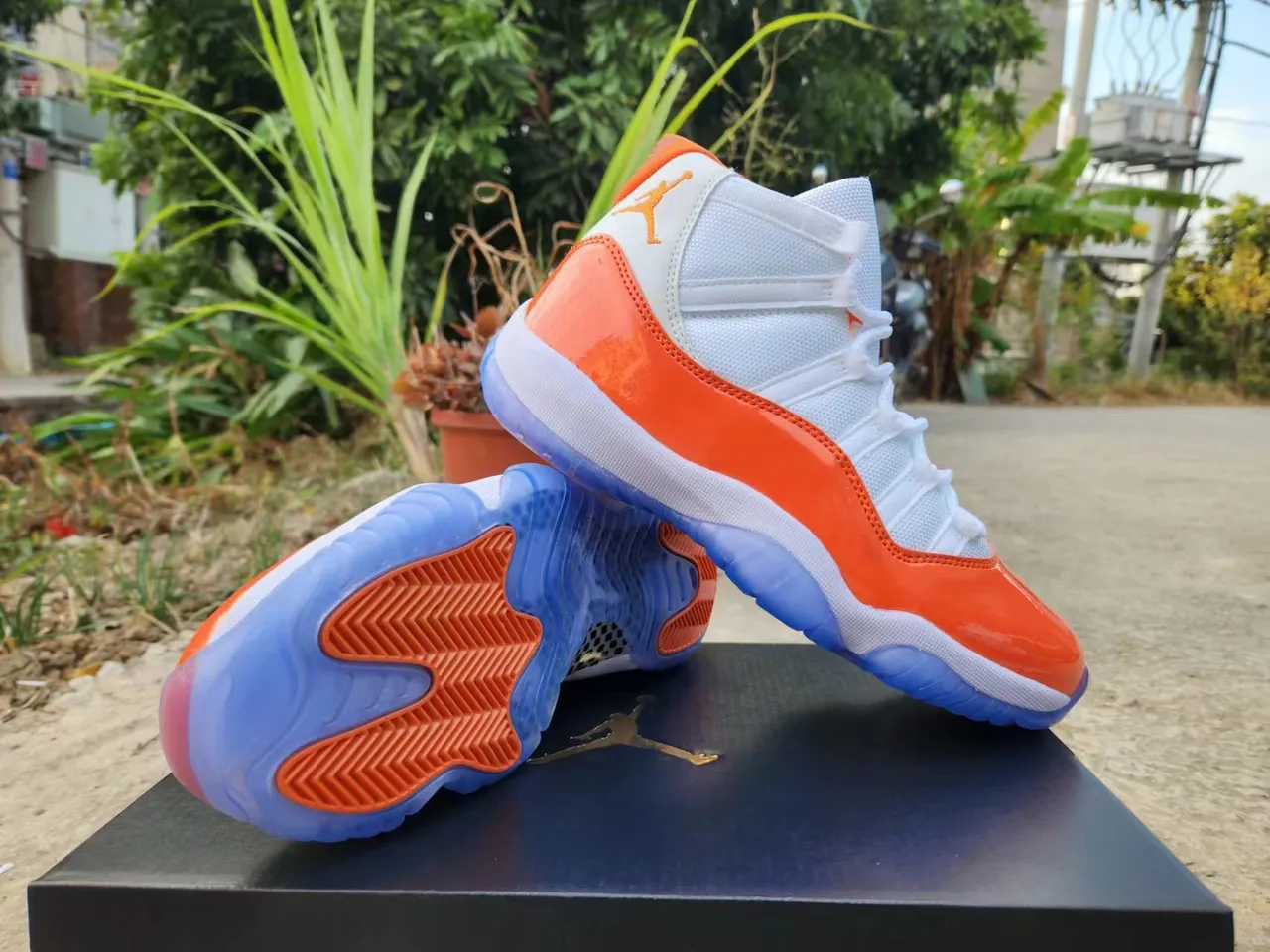 حذاء كرة السلة Air Jordan 11 برتقالي أبيض أزرق 4