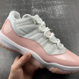 Tênis de basquete Air Jordan 11 em couro envernizado rosa claro