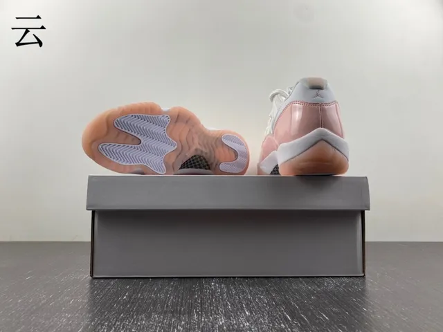 Zapatillas de baloncesto Air Jordan 11 de charol rosa pálido 18