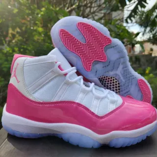 Tênis de basquete Air Jordan 11 de couro envernizado rosa