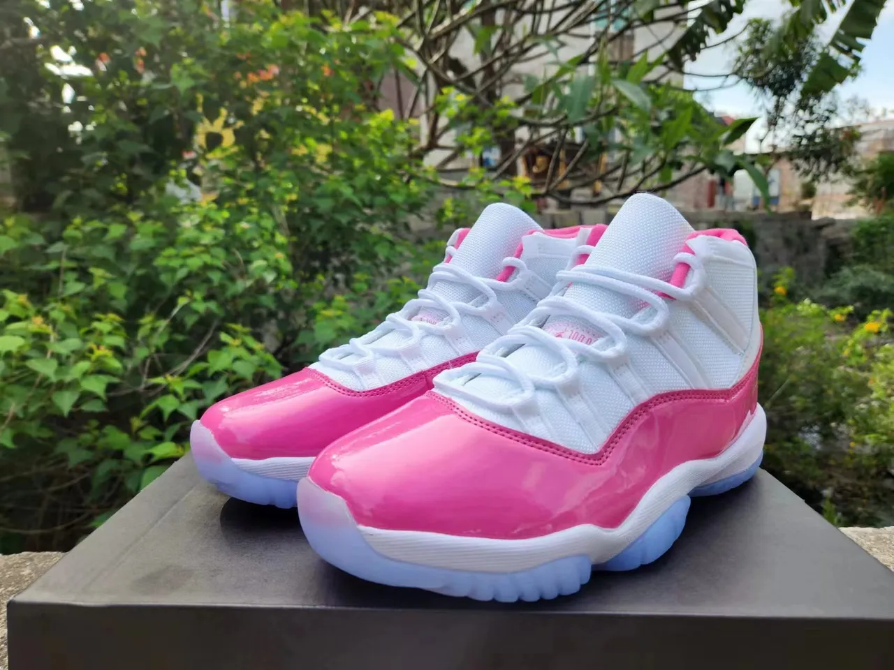 حذاء كرة السلة Air Jordan 11 من الجلد اللامع الوردي 2