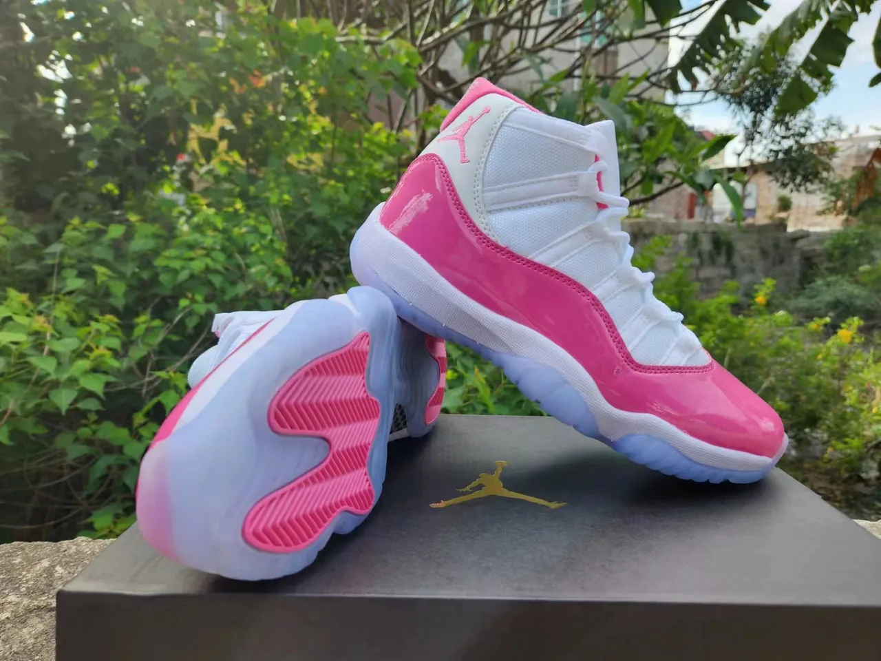 حذاء كرة السلة Air Jordan 11 من الجلد اللامع الوردي 3