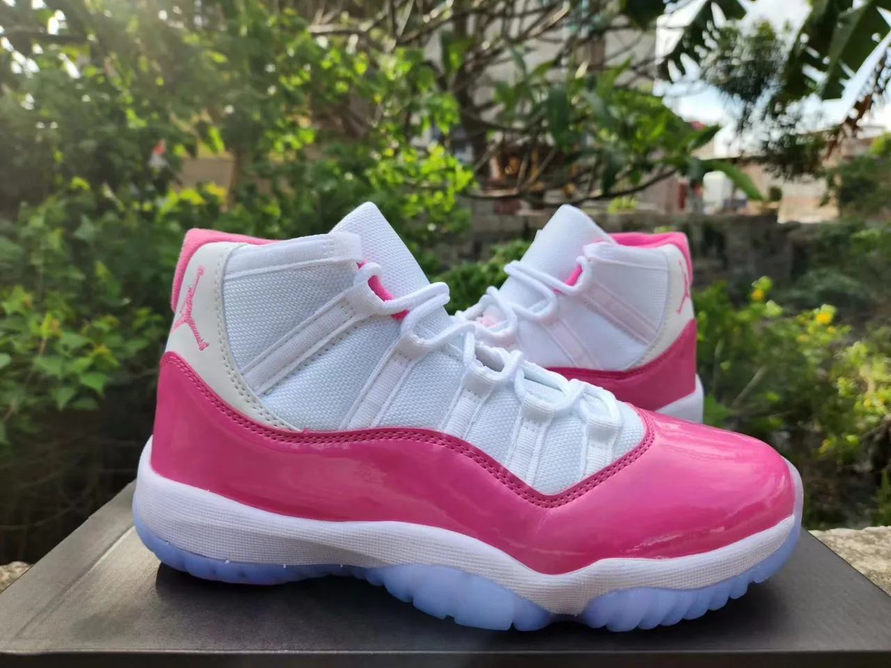 حذاء كرة السلة Air Jordan 11 من الجلد اللامع الوردي 4