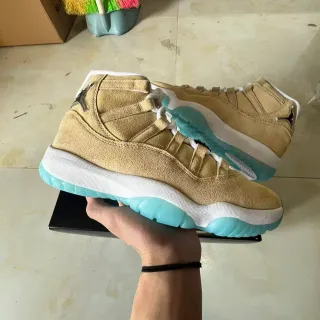 Air Jordan 11 棕褐色与水绿色麂皮高帮篮球鞋