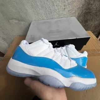 Air Jordan 11 सफेद और हल्के नीले पेटेंट लेदर बास्केटबॉल जूते