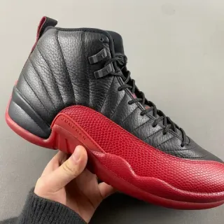 Tênis de basquete Air Jordan 12 em couro acolchoado preto e vermelho