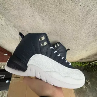 Air Jordan 12 海军蓝和白色绗缝皮革篮球鞋