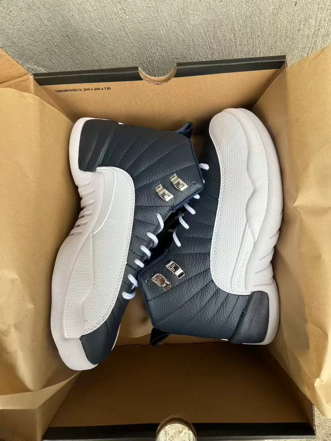 Air Jordan 12 Chaussures de Basket en Cuir Matelassé Navy et Blanc 9
