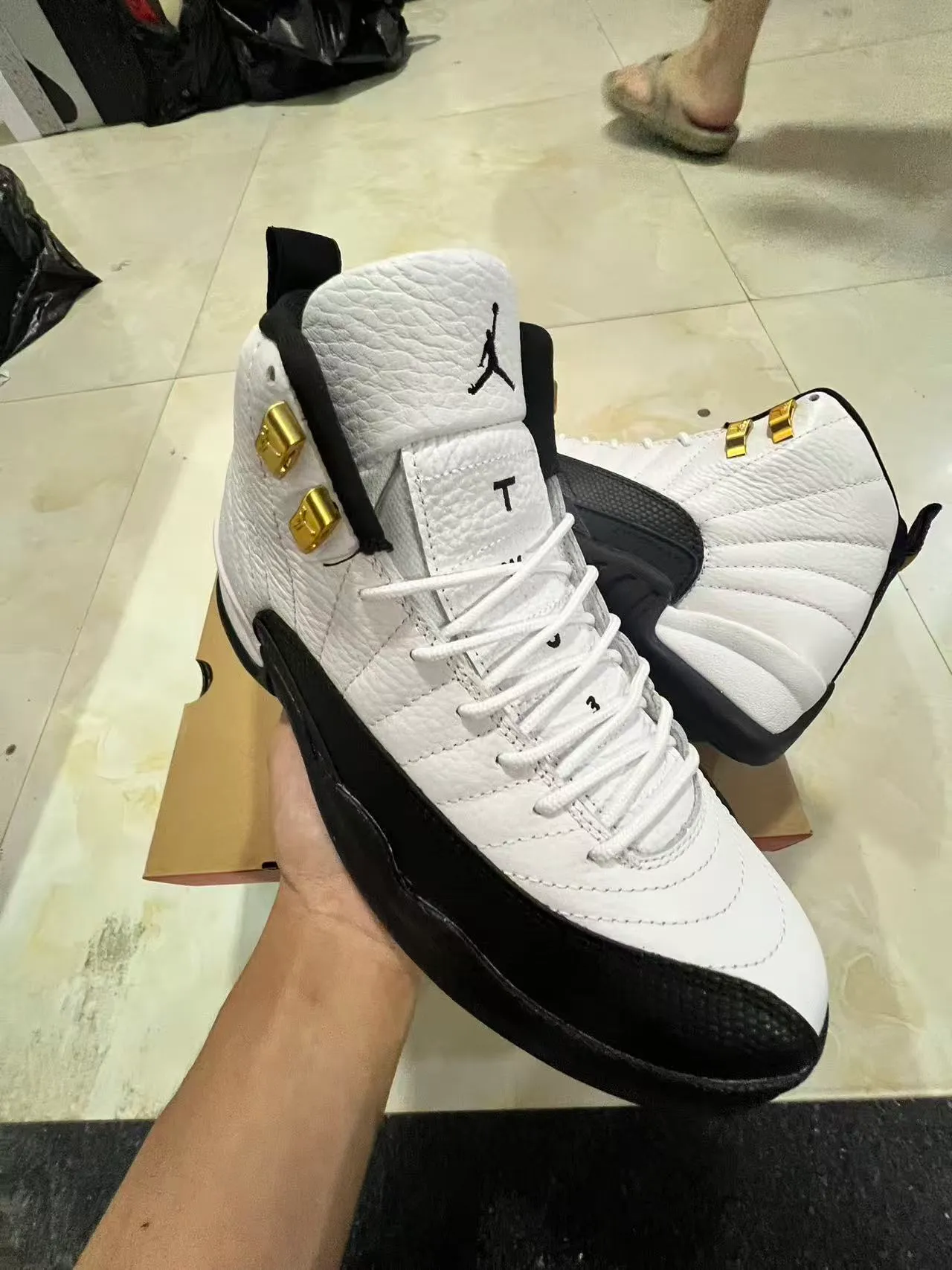 Air Jordan 12 أبيض أسود ذهبي أحذية كرة السلة 2