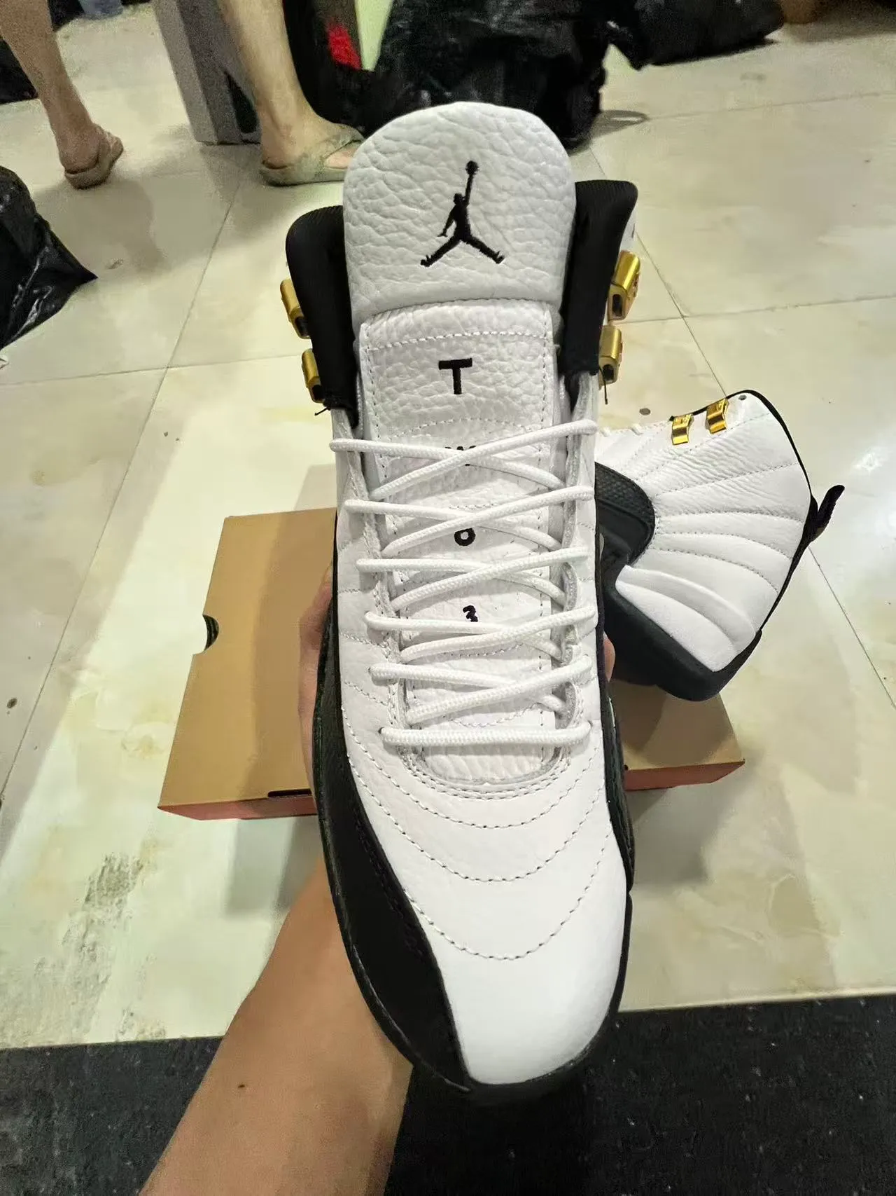 Air Jordan 12 أبيض أسود ذهبي أحذية كرة السلة 3