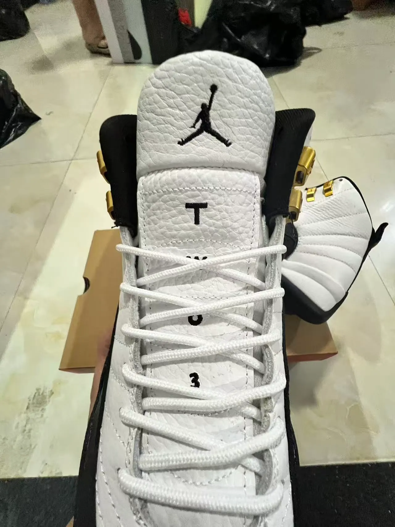 Air Jordan 12 أبيض أسود ذهبي أحذية كرة السلة 4
