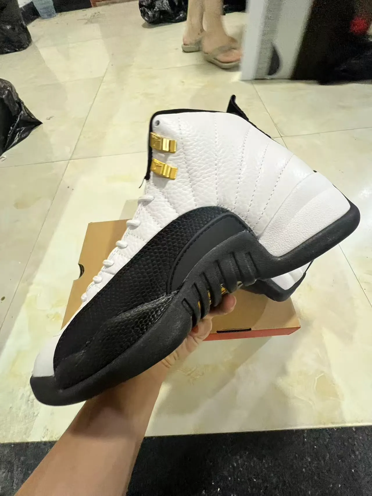 Air Jordan 12 أبيض أسود ذهبي أحذية كرة السلة 5