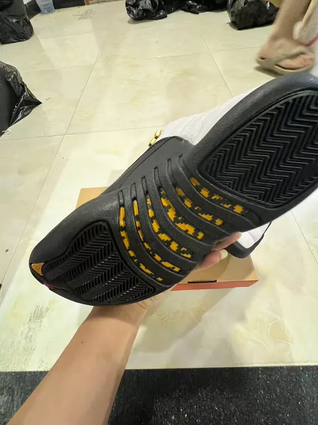 Air Jordan 12 أبيض أسود ذهبي أحذية كرة السلة 6
