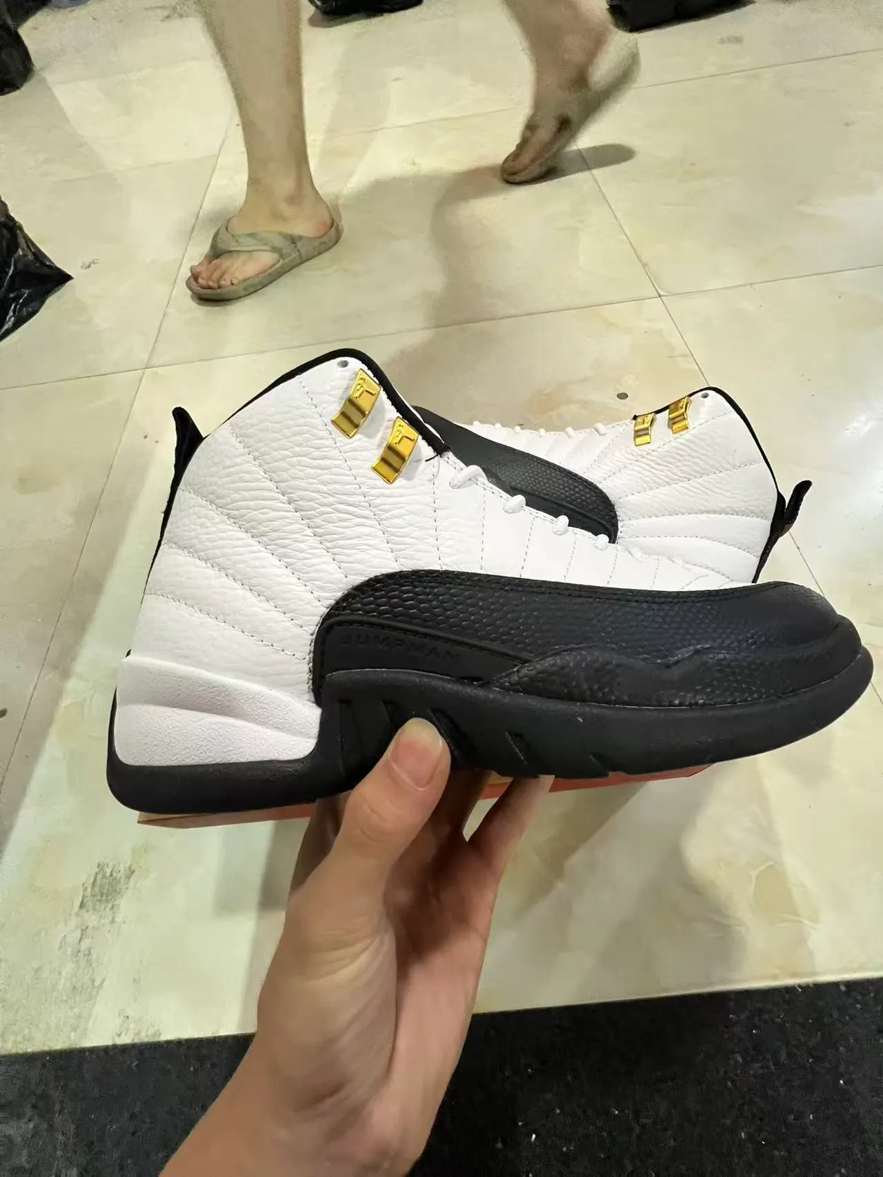 Air Jordan 12 أبيض أسود ذهبي أحذية كرة السلة 7