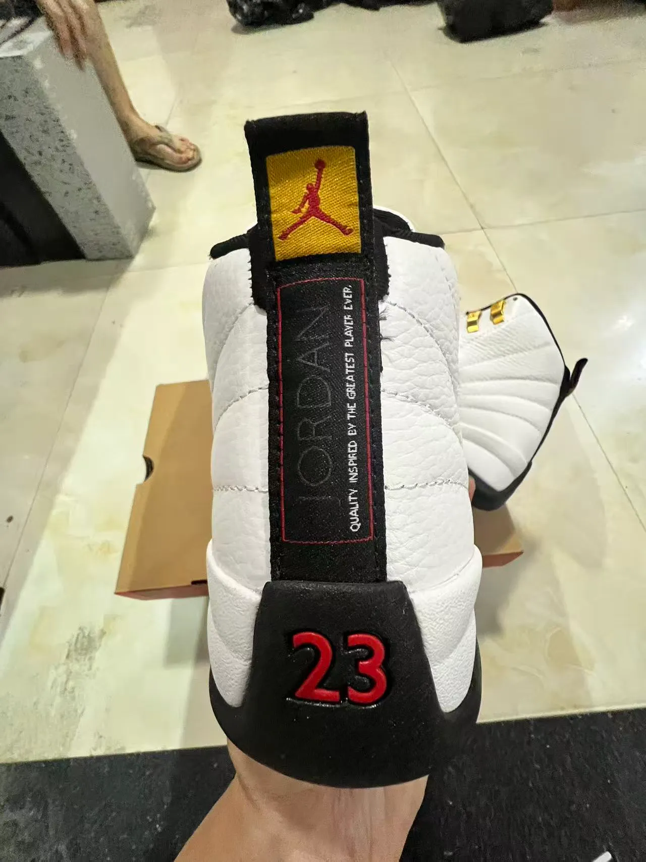Air Jordan 12 أبيض أسود ذهبي أحذية كرة السلة 8