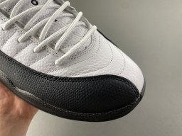 Tênis de basquete Air Jordan 12 branco preto dourado 2