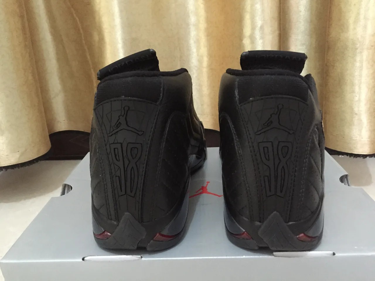 Tênis de basquete Air Jordan 14 preto e dourado 2