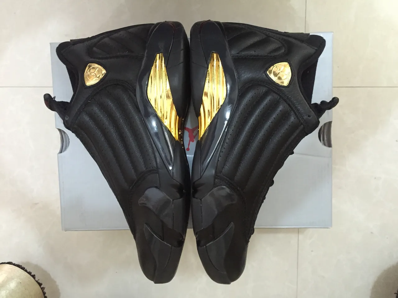 Tênis de basquete Air Jordan 14 preto e dourado 3