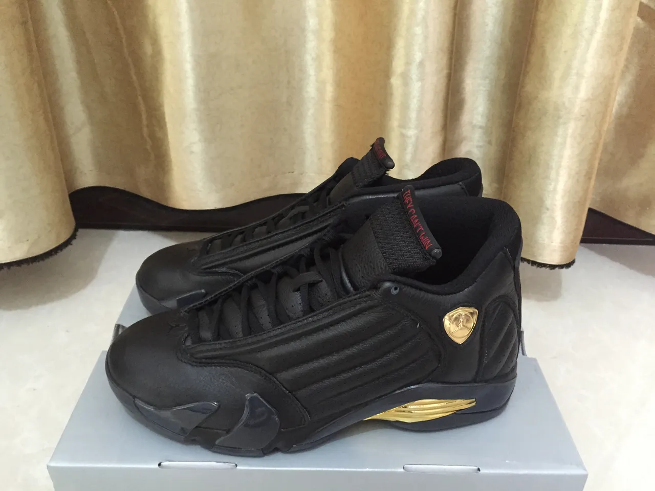 Tênis de basquete Air Jordan 14 preto e dourado 4